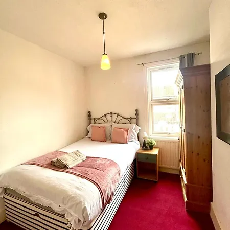 Apartment Stunning 2bedroom House With Backyard In Stratford *