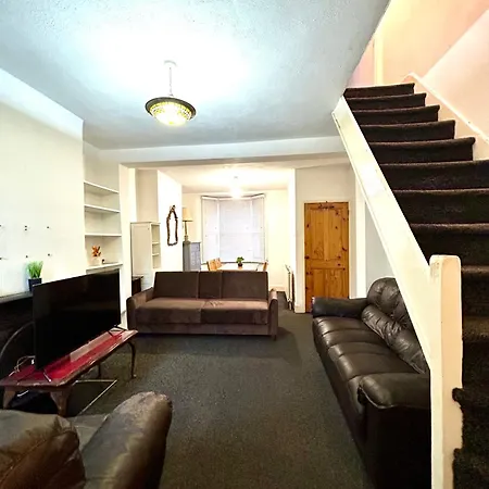 Stunning 2bedroom House With Backyard In Stratford London