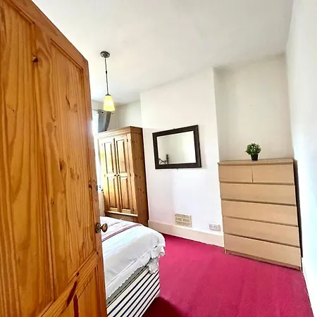 Stunning 2bedroom House With Backyard In Stratford