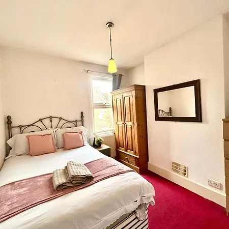 Stunning 2bedroom House With Backyard In Stratford Apartment