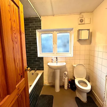 Apartment Stunning 2bedroom House With Backyard In Stratford *