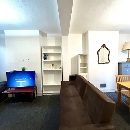 Apartment Stunning 2bedroom House With Backyard In Stratford London