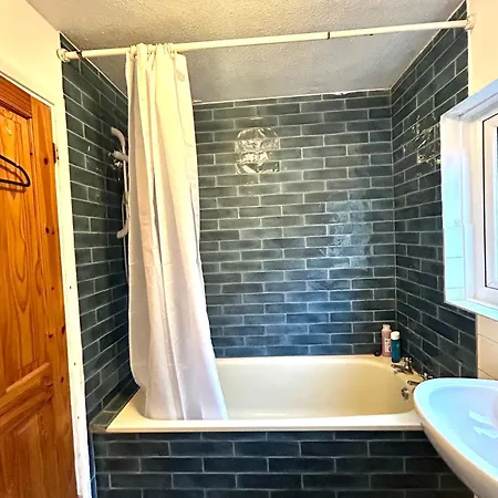 Apartment Stunning 2bedroom House With Backyard In Stratford *