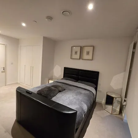 En-suite Toilet In Private Excel Airport Royal Wharf Homestay *