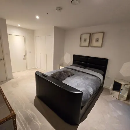Homestay En-suite Toilet In Private Excel Airport Royal Wharf *