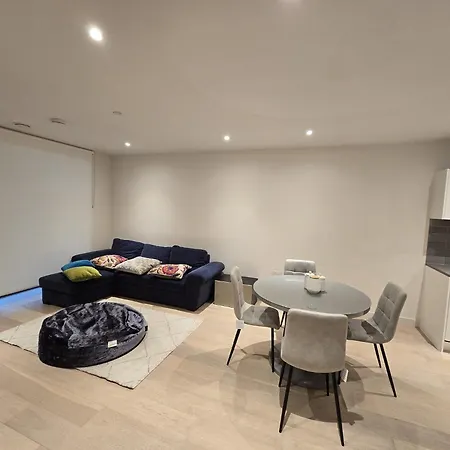 Homestay En-suite Toilet In Private Excel Airport Royal Wharf London