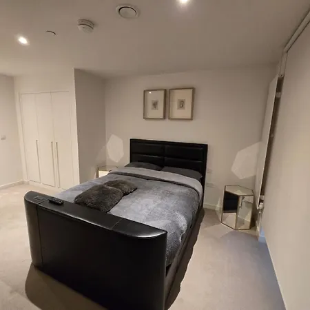 En-suite Toilet In Private Excel Airport Royal Wharf Homestay
