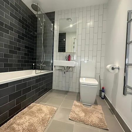 Private Private Toilet Excel Airport Royal Wharf * London