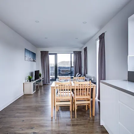 Canning Town 4-person Flat With Free Parking * ロンドン