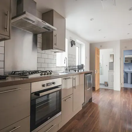 Spacious 3 Bedroom With Ps5 And Pool Table Near O2 Arena Canary Wharf And Elizabeth Line To *