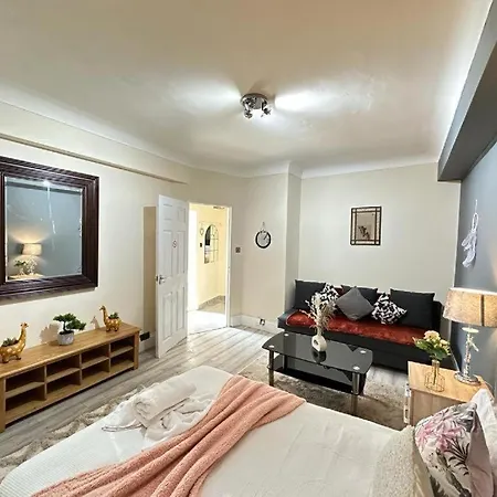 Park Lane Beautiful Family Apartment London