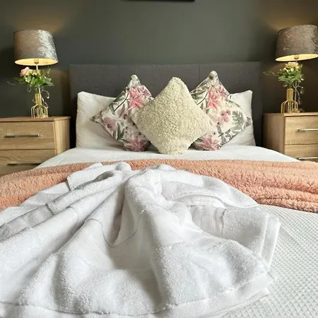 Park Lane Beautiful Family Apartment London