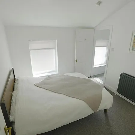 Spacious And Stylish Pad * London