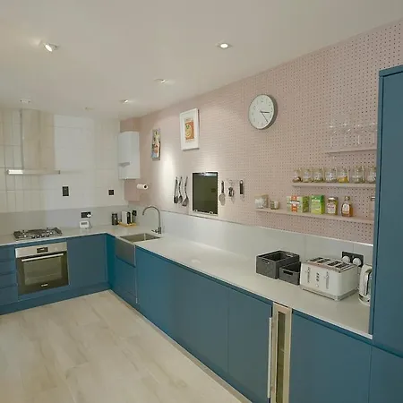 Spacious And Stylish Pad Holiday home