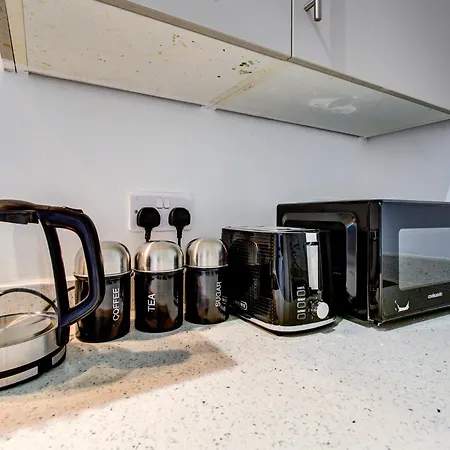 1 Bedroom Flat 6 Mins From Heathrow Airport Flat 25 *