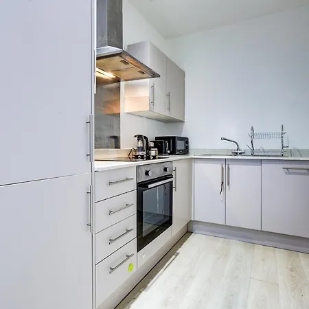 Apartment 1 Bedroom Flat 6 Mins From Heathrow Airport Flat 25 *