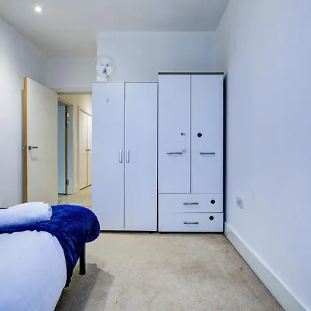 Apartment 1 Bedroom Flat 6 Mins From Heathrow Airport Flat 25 *