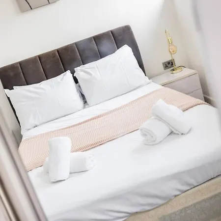 Holiday home Chic Steps From Liverpool Street *