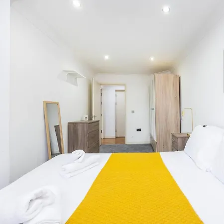 Chic Steps From Liverpool Street Holiday home