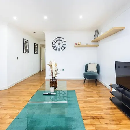 Holiday home Chic Steps From Liverpool Street *
