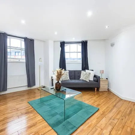 Chic Steps From Liverpool Street