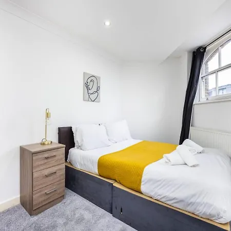 Holiday home Chic Steps From Liverpool Street London