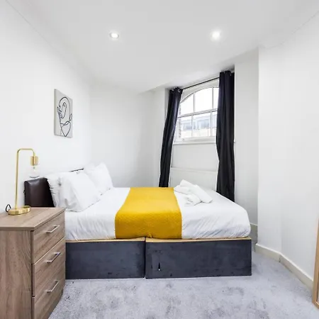 Chic Steps From Liverpool Street Holiday home *