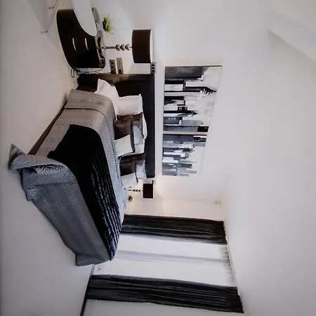 Diane Harrods Apartment *