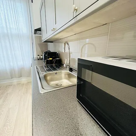 Charming & Spacious 1-bed - 2-min Walk To Tube & Shops