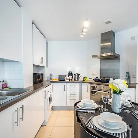 Apartment 2 Bedroom , Zone 1 , 2 Mins Walk Tube , Offers , Sleeps 5