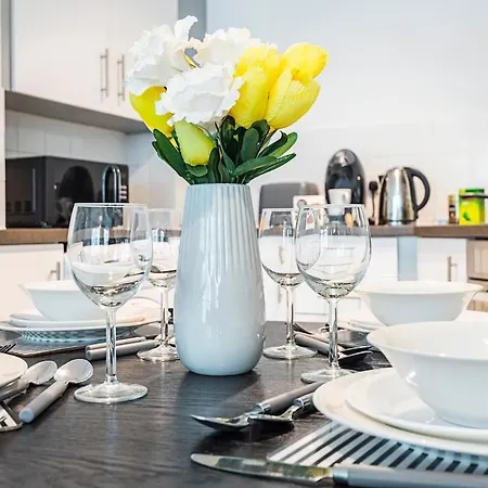 2 Bedroom , Zone 1 , 2 Mins Walk Tube , Offers , Sleeps 5 Apartment *