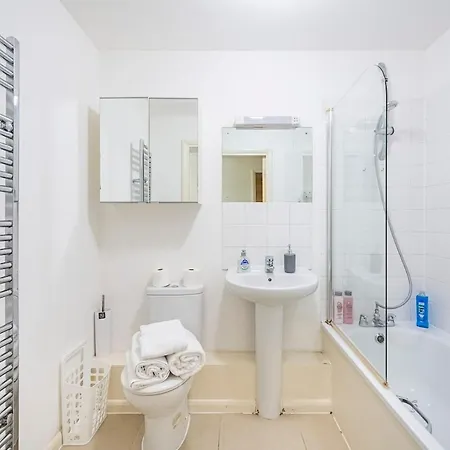 2 Bedroom , Zone 1 , 2 Mins Walk Tube , Offers , Sleeps 5 Apartment London