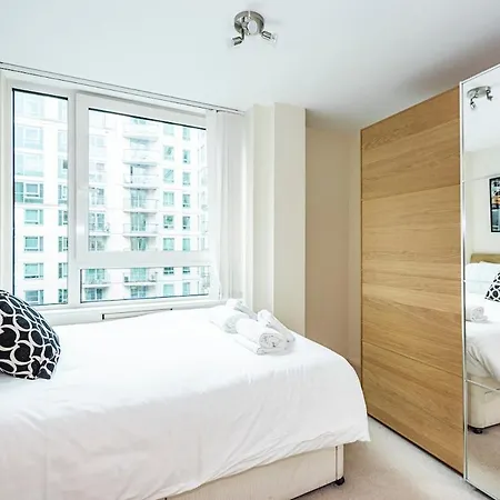 2 Bedroom , Zone 1 , 2 Mins Walk Tube , Offers , Sleeps 5 *