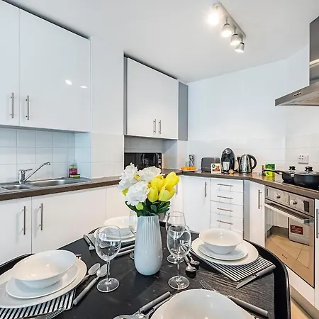 2 Bedroom , Zone 1 , 2 Mins Walk Tube , Offers , Sleeps 5 * London