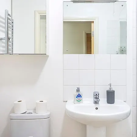 Apartment 2 Bedroom , Zone 1 , 2 Mins Walk Tube , Offers , Sleeps 5