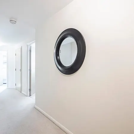 2 Bedroom , Zone 1 , 2 Mins Walk Tube , Offers , Sleeps 5 London