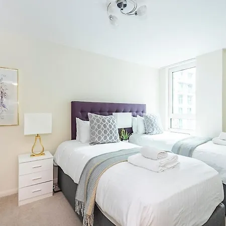 2 Bedroom , Zone 1 , 2 Mins Walk Tube , Offers , Sleeps 5 Apartment