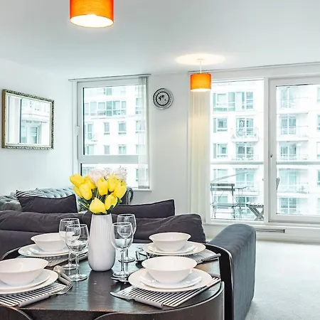 2 Bedroom , Zone 1 , 2 Mins Walk Tube , Offers , Sleeps 5 * London