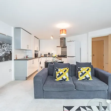 Apartment 2 Bedroom , Zone 1 , 2 Mins Walk Tube , Offers , Sleeps 5 *