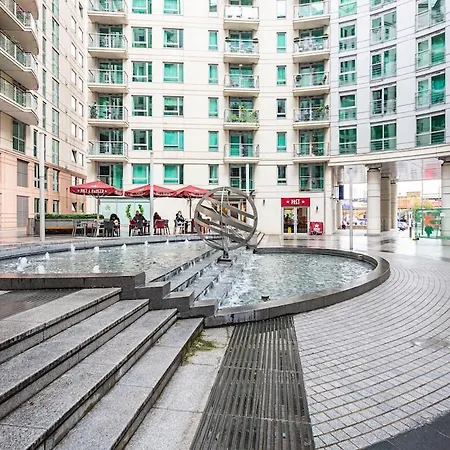 2 Bedroom , Zone 1 , 2 Mins Walk Tube , Offers , Sleeps 5 Apartment London