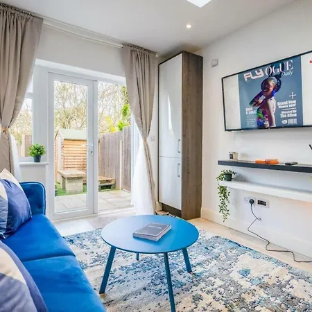 Parking, Yard, Bbq, Chic Near Wembley Apartment Harrow