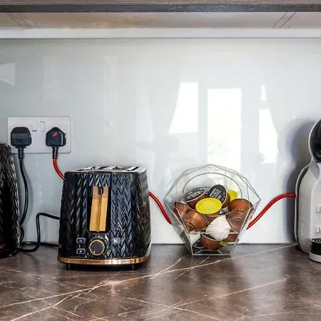 Apartment Parking, Yard, Bbq, Chic Near Wembley Harrow