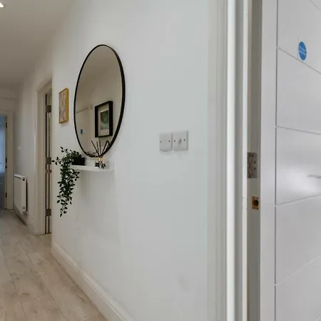 Parking, Yard, Bbq, Chic Near Wembley Apartment *