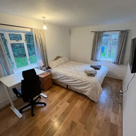 Royal Height - 3 Bed In Wembley Apartment