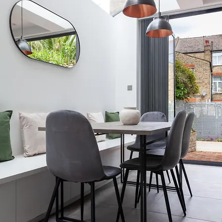 Sophisticated House In Clapham