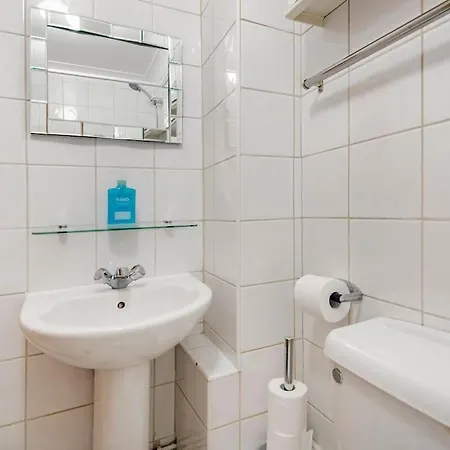 St 9 - Very Close To Tube Only 2 Mins -