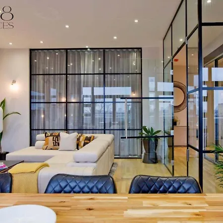 Stylish Penthouse With Views / Balcony Ac Apartment *
