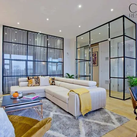 Stylish Penthouse With Views / Balcony Ac London