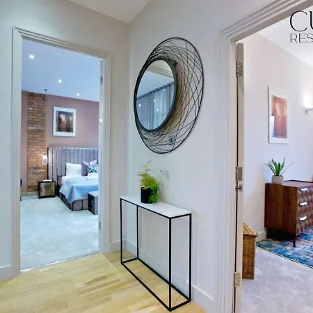 Stylish Penthouse With Views / Balcony Ac