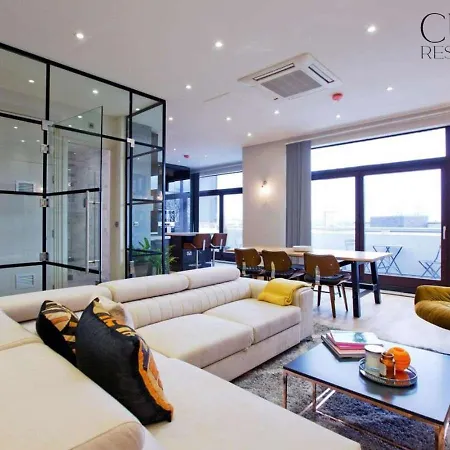 Stylish Penthouse With Views / Balcony Ac Apartment London